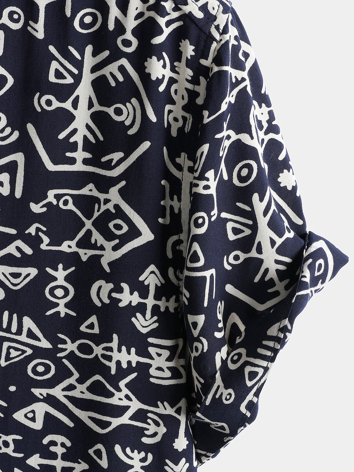 Chemise homme manches courtes imprimé tribal symboles bleu marine en rayon