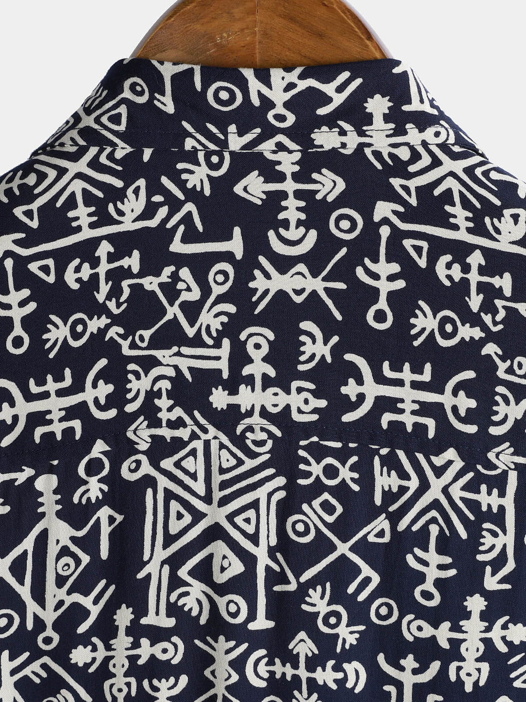 Chemise homme manches courtes imprimé tribal symboles bleu marine en rayon