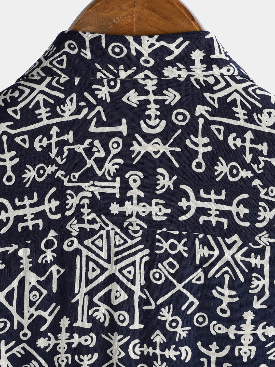 Chemise homme manches courtes imprimé tribal symboles bleu marine en rayon
