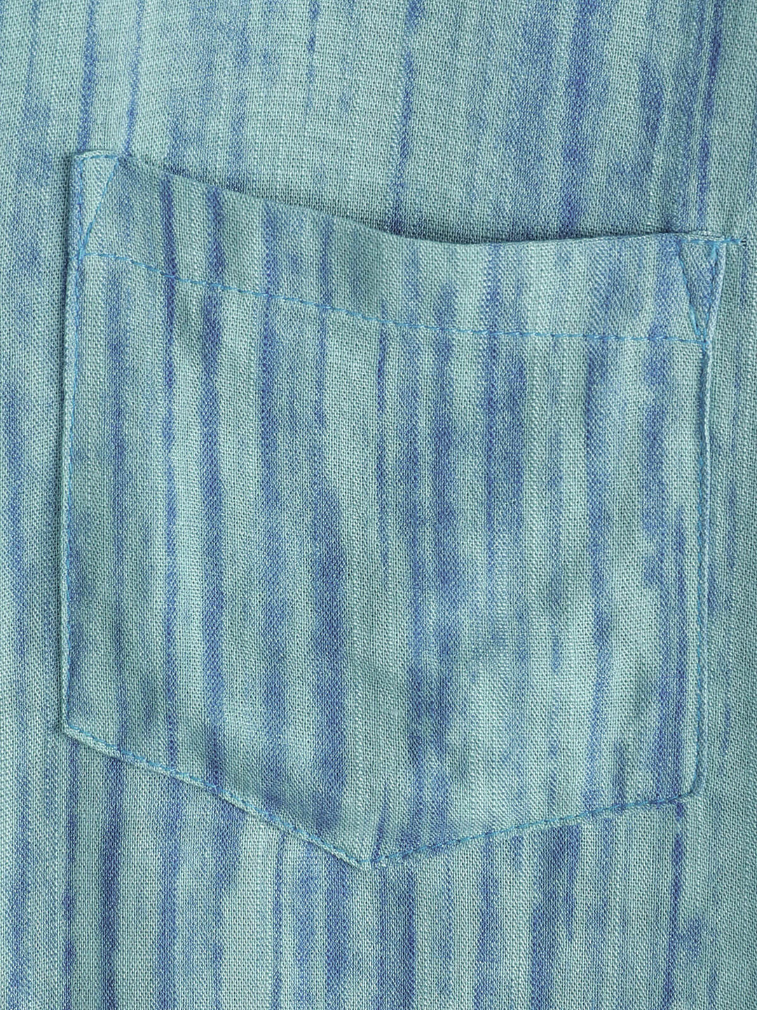 Chemise rayée bleue respirante à manches courtes et poches pour homme