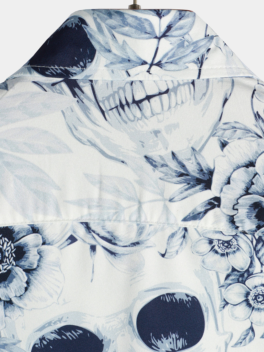 Chemise décontractée à manches courtes avec bouton à revers et imprimé tête de mort pour hommes