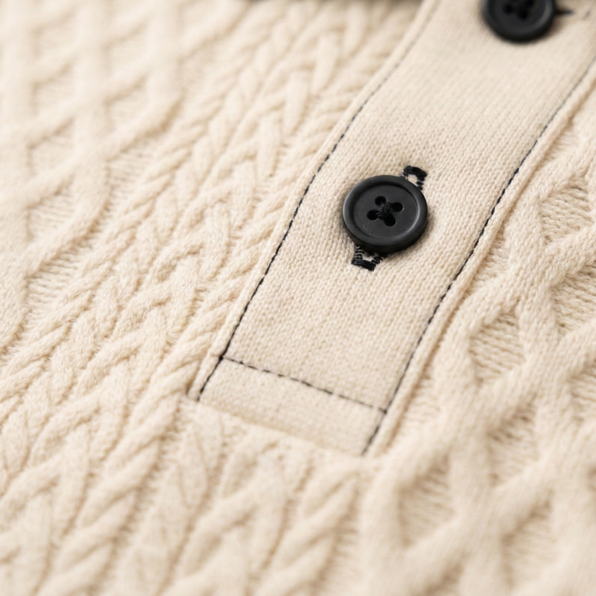 Le polo en tricot pour homme Ashridge Hill en abricot avec détails en tricot côtelé
