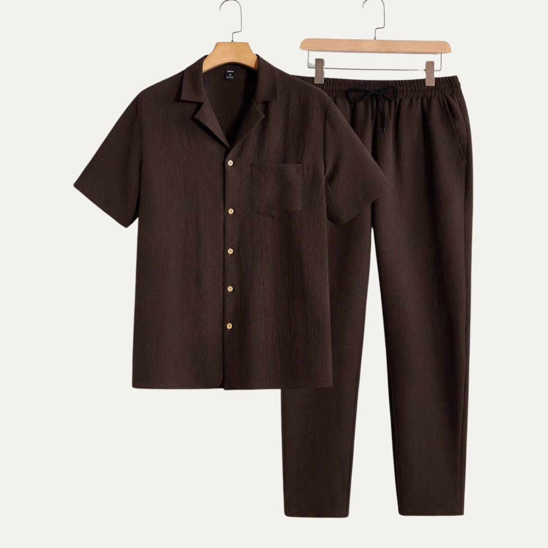 La Chemise à Manches Courtes Boutonnée pour Hommes Bordeaux &amp; Pantalons à Taille Élastique – Tenue Décontractée de Plage