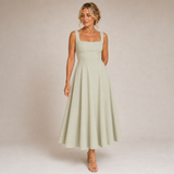 Lía - Robe Midi Noire avec Décolleté Carré et Jupe Évasée