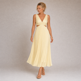 Mireia - Robe Longue Plissée en Jaune Pastel avec Décolleté en V et Fentes Latérales