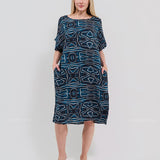 Robe Courte à Poches – Imprimé Graphique Marine