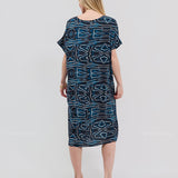 Robe Courte à Poches – Imprimé Graphique Marine