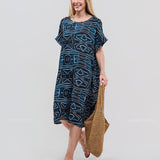 Robe Courte à Poches – Imprimé Graphique Marine