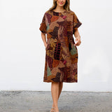 Robe Courte à Poches – Imprimé Patchwork Kaki